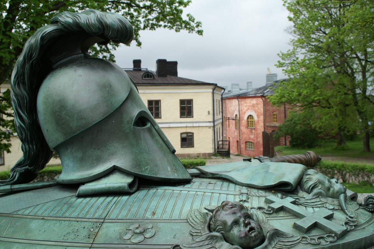 Kuva Suurelta linnapihalta. Etualalla Augustin Ehrensvärdin monumentaalinen hauta.