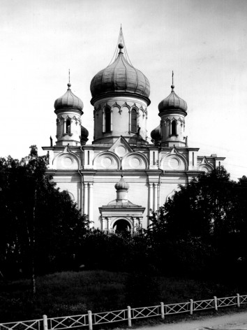 Suomenlinnan kirkko venäläisellä kaudella. Mustavalkoisessa kuvassa näkyvät kirkon sipulikupolit, joita ei enää ole. 