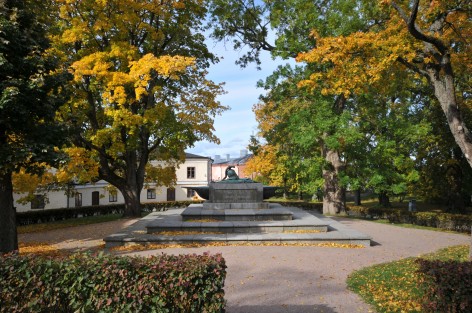 Augustin Ehrensvärdin hautamonumentti Suurella linnanpihalla Suomenlinnassa syksyn väriloistossa.