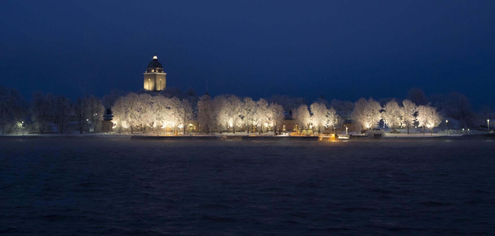 Lautalta talviyönä kohti Suomenlinnaa.