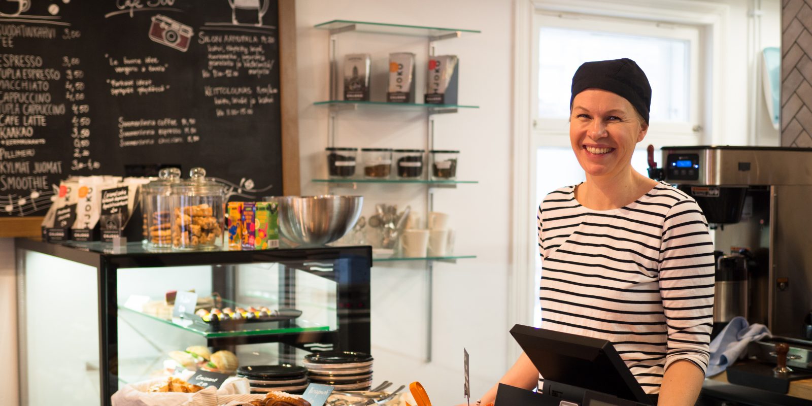 Cafe Silon henkilökuntaa joka hymyilee kameralle tiskin takana.